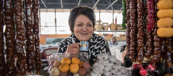 Ես 56 տարեկան եմ, ապրում եմ Էջմիածնում: Այս շուկայում աշխատում եմ շուրջ 26 տարի: Ունեմ որդի ու երեք աղջիկ: Արևշատ գյուղում ենք ապրում: Ընտանիքով հողագործությամբ ենք զբաղվում: Բոլոր չրերն ինքս եմ պատրաստում, մեր իսկ աճեցրած մրգերից: Ես 56 տարեկան եմ, ապրում եմ Էջմիածնում: Այս շուկայում աշխատում եմ շուրջ 26 տարի: Ունեմ որդի ու երեք աղջիկ: Արևշատ գյուղում ենք ապրում: Ընտանիքով հողագործությամբ ենք զբաղվում: Բոլոր չրերն ինքս եմ պատրաստում, մեր իսկ աճեցրած մրգերից: - Sputnik Արմենիա