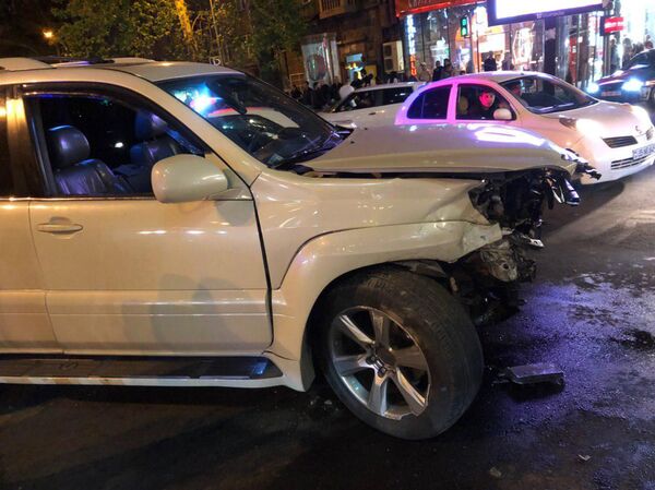 Ավտովթար է տեղի ունեցել Երևանի կենտրոնում. լուսանկարներ - Sputnik Արմենիա