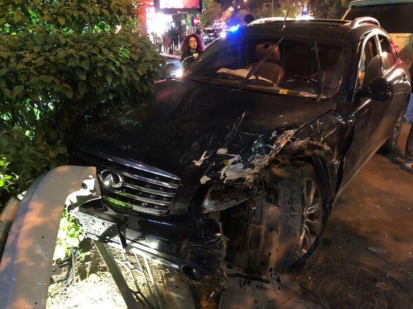 Ավտովթար է տեղի ունեցել Երևանի կենտրոնում. լուսանկարներ - Sputnik Արմենիա