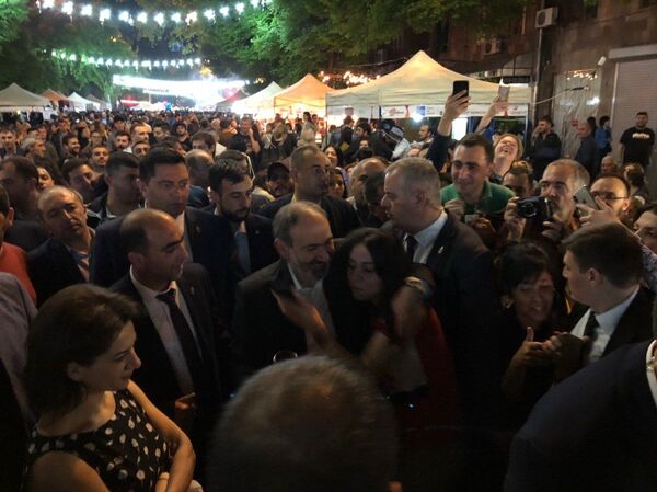 Փաշինյանը գինի է խմում Երևանի փողոցներում. «Գինու օրերը»` կարևոր բրենդ. տեսանյութ Փաշինյանը գինի է խմում Երևանի փողոցներում. «Գինու օրերը»` կարևոր բրենդ. տեսանյութ - Sputnik Արմենիա