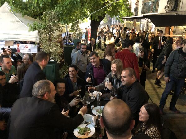 Փաշինյանը գինի է խմում Երևանի փողոցներում. «Գինու օրերը»` կարևոր բրենդ. տեսանյութ Փաշինյանը գինի է խմում Երևանի փողոցներում. «Գինու օրերը»` կարևոր բրենդ. տեսանյութ - Sputnik Արմենիա