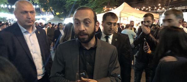 Спикер парламента Арарат Мирзоян посетил YereWine на улице Сарьяна (3 мая 2019). Еревaн Спикер парламента Арарат Мирзоян посетил YereWine на улице Сарьяна (3 мая 2019). Еревaн - Sputnik Արմենիա