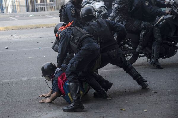 Столкновения протестующих с Национальной гвардией Венесуэлы в Альтамире, районе Каракаса - Sputnik Армения