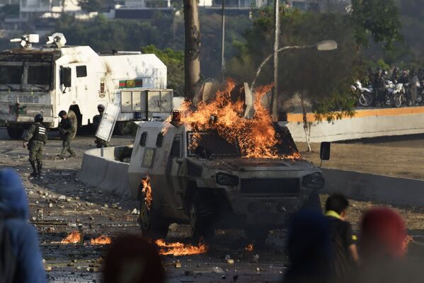 Столкновения протестующих с Национальной гвардией Венесуэлы в Альтамире, районе Каракаса - Sputnik Армения