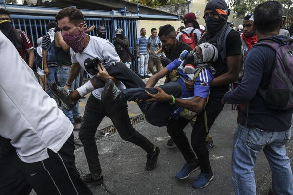 Протестующие во время столкновения с Национальной гвардией Венесуэлы в Альтамире, районе Каракаса - Sputnik Армения