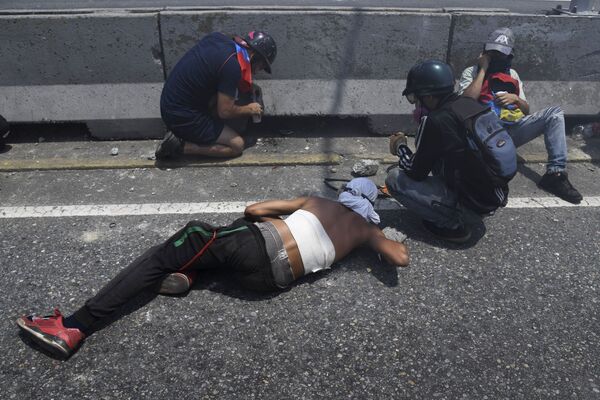 Протестующие во время столкновения с Национальной гвардией Венесуэлы в Альтамире, районе Каракаса - Sputnik Армения