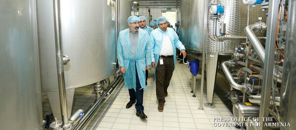 Премьер-министр Никол Пашинян посетил завод компании Арарат Груп (4 мая 2019). Арарат - Sputnik Արմենիա