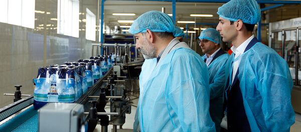 Премьер-министр Никол Пашинян посетил завод компании Арарат Груп (4 мая 2019). Арарат - Sputnik Армения