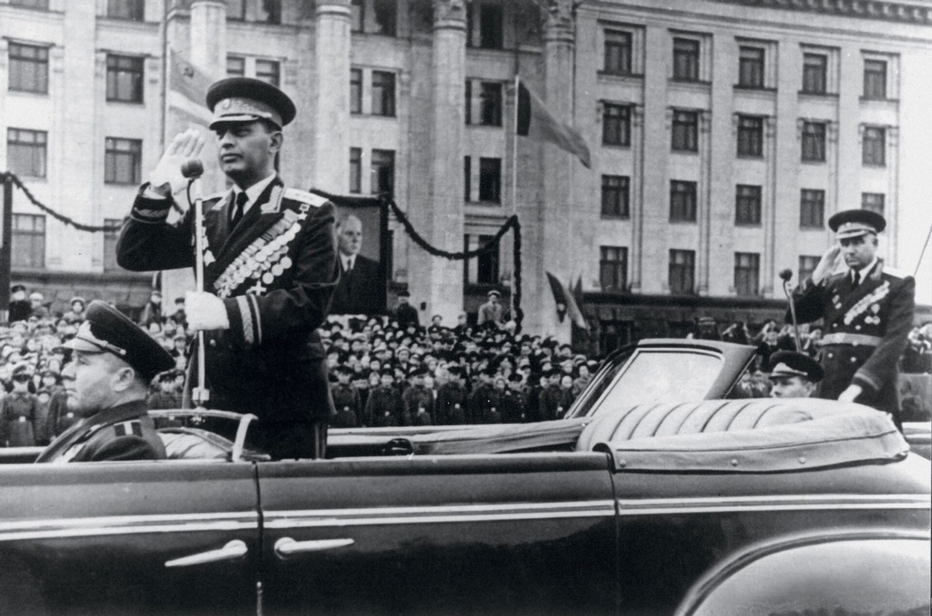 Маршал Амазасп Хачатурович Бабаджанян принимает парад на Красной площади - Sputnik Армения, 1920, 08.05.2023