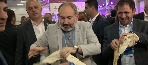 ՀՀ վարչապետ Նիկոլ Փաշինյանը տնական գինի ու լավաշ է համտեսում Արարատի մարզում - Sputnik Արմենիա