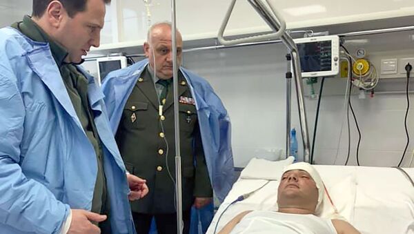 Министр обороны Давид Тоноян посетил прооперированного после получения ранения военнослужащего Аргишти Степаняна (4 мая 2019). Еревaн - Sputnik Армения