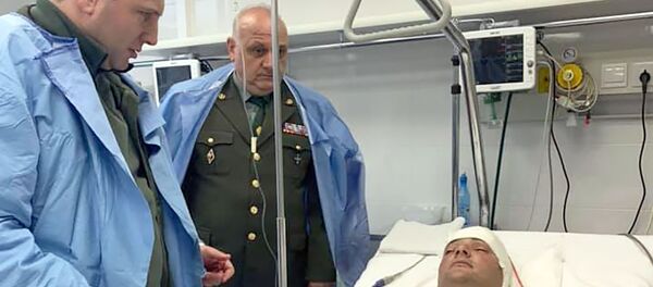 Министр обороны Давид Тоноян посетил прооперированного после получения ранения военнослужащего Аргишти Степаняна (4 мая 2019). Еревaн - Sputnik Արմենիա