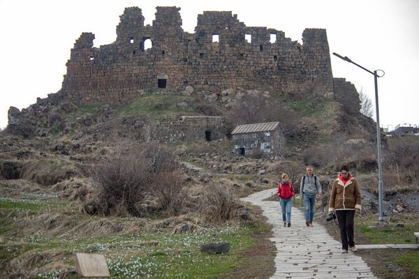 Туристы у крепости Амберд - Sputnik Армения
