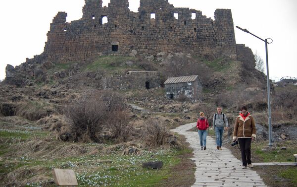 Туристы у крепости Амберд - Sputnik Армения