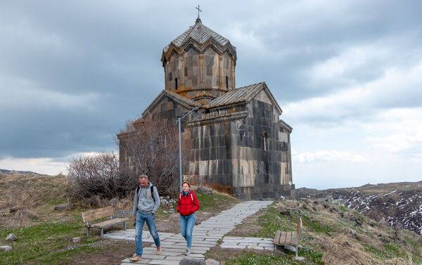 Туристы у церкви Ваграмашен у крепости Амберд - Sputnik Армения
