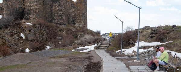 Туристы у крепости Амберд Туристы у крепости Амберд - Sputnik Արմենիա