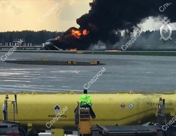 Погиб бортпроводник: экипаж рейса Москва-Мурманск покинул горящий лайнер последним Погиб бортпроводник: экипаж рейса Москва-Мурманск покинул горящий лайнер последним - Sputnik Армения