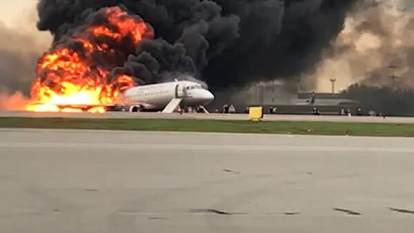 В Шереметьево загорелся пассажирский самолет. Съемка очевидца - Sputnik Армения