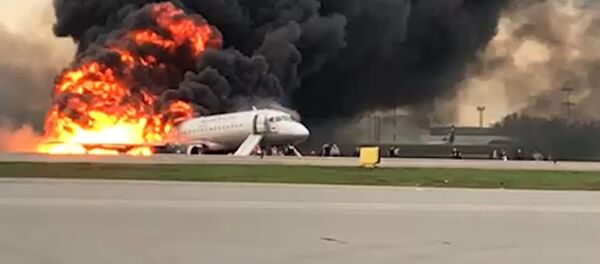 В Шереметьево загорелся пассажирский самолет. Съемка очевидца - Sputnik Армения