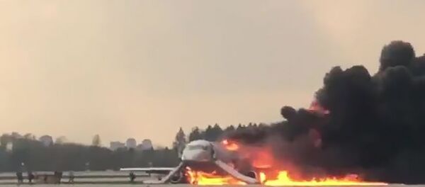 Самолет авиакомпании Аэрофлот Superjet 100, вернувшийся во время рейса Москва - Мурманск в аэропорт Шереметьево из-за возгорания на борту (5 мая 2019). Москвa - Sputnik Армения