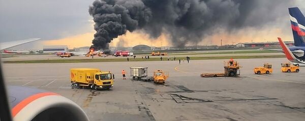 Самолет авиакомпании Аэрофлот Superjet 100, вернувшийся во время рейса Москва - Мурманск в аэропорт Шереметьево из-за возгорания на борту (5 мая 2019). Москвa - Sputnik Армения