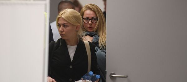 Люди возле комнаты психологической помощи, организованной для родственников и пассажиров самолета, следовавшего рейсом Москва - Мурманск (6 мая 2019). Москвa - Sputnik Армения