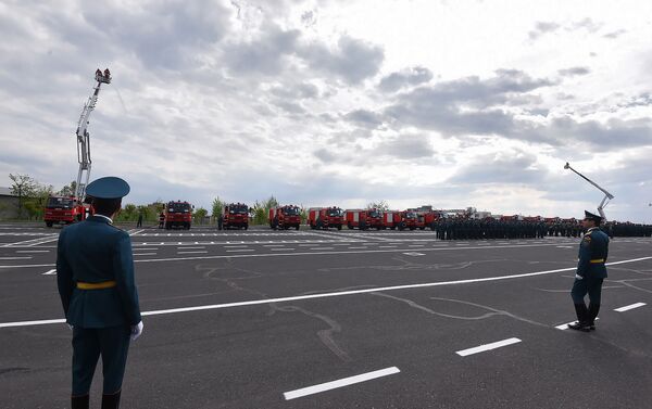 Сотрудники МЧС Армении во время церемонии передачи спасательной техники от правительства Японии (6 мая 2019). Еревaн - Sputnik Армения