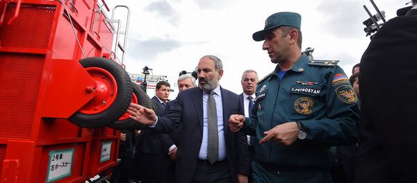 Премьер-министр Никол Пашинян во время церемония передачи спасательной техники МЧС Армении от правительства Японии (6 мая 2019). Еревaн - Sputnik Армения
