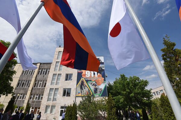 Флаги Армении и Японии у здания академии МЧС Армении во время церемония передачи спасательной техники от правительства Японии (6 мая 2019). Еревaн - Sputnik Армения