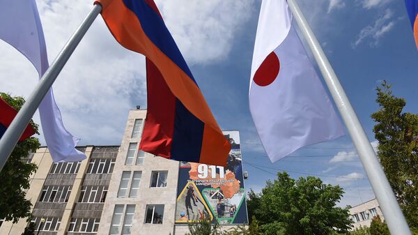 Флаги Армении и Японии у здания академии МЧС Армении во время церемония передачи спасательной техники от правительства Японии (6 мая 2019). Еревaн - Sputnik Армения