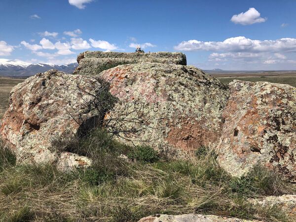 Кровавый камень на границе Армении с Турцией: какие тайны хранит заросшая мхом плаха Кровавый камень на границе Армении с Турцией: какие тайны хранит заросшая мхом плаха - Sputnik Армения