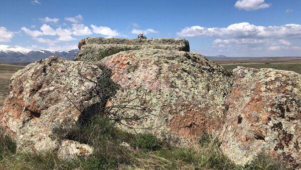 Камень в нейтральной зоне на границе сел Харьков и Айкадзор - Sputnik Արմենիա