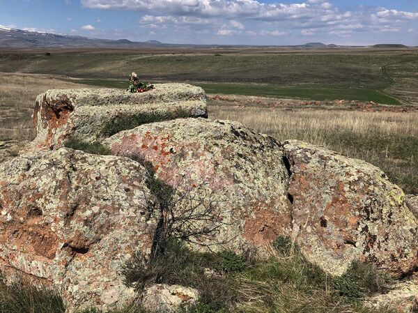 Кровавый камень на границе Армении с Турцией: какие тайны хранит заросшая мхом плаха Кровавый камень на границе Армении с Турцией: какие тайны хранит заросшая мхом плаха - Sputnik Армения