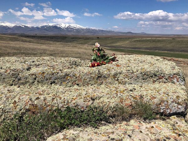 Кровавый камень на границе Армении с Турцией: какие тайны хранит заросшая мхом плаха Кровавый камень на границе Армении с Турцией: какие тайны хранит заросшая мхом плаха - Sputnik Армения
