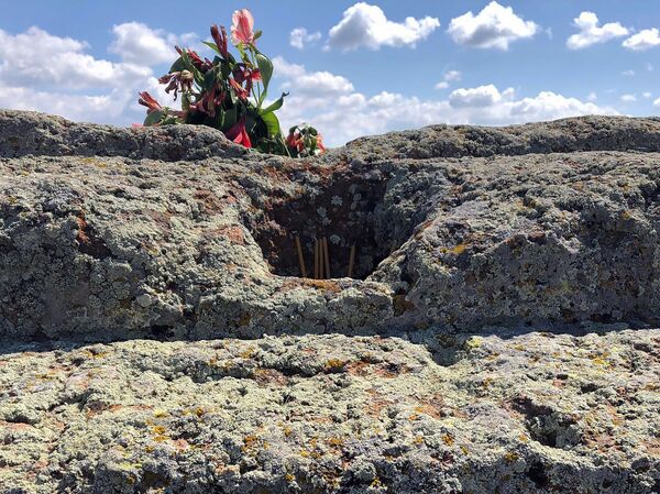 Кровавый камень на границе Армении с Турцией: какие тайны хранит заросшая мхом плаха Кровавый камень на границе Армении с Турцией: какие тайны хранит заросшая мхом плаха - Sputnik Армения