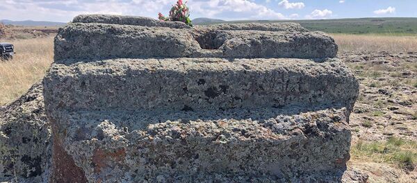 Камень в нейтральной зоне на границе сел Харьков и Айкадзор - Sputnik Армения