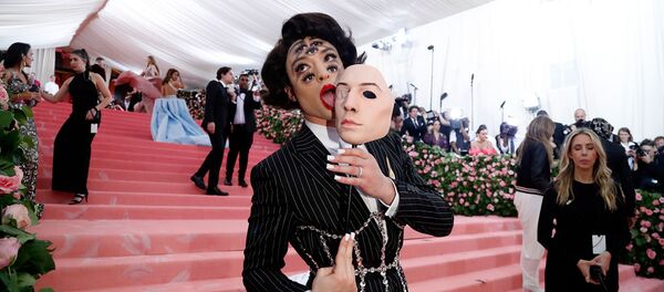 Американский актер и музыкант Эзра Миллер на Gala-Met (6 мая 2019). Нью-Йорк - Sputnik Արմենիա