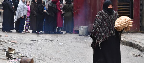 Местные жители в очереди за хлебом на одной из улиц в Алеппо. Местные жители в очереди за хлебом на одной из улиц в Алеппо. - Sputnik Армения