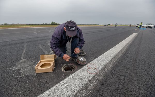 Ремонт взлетно-посадочной полосы в аэропорту Звартноц (7 мая 2019). Ереван - Sputnik Армения
