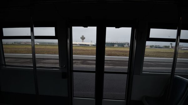 Аэропорт Звартноц через двери шаттла (7 мая 2019). Ереван - Sputnik Армения