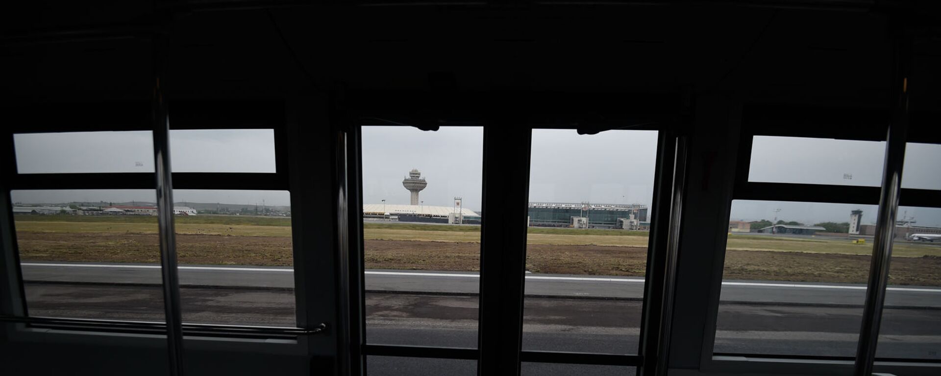 Аэропорт Звартноц через двери шаттла (7 мая 2019). Ереван - Sputnik Армения, 1920, 27.01.2021