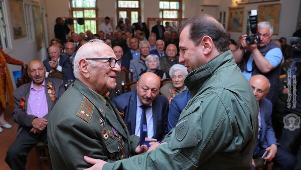 Министр обороны Давид Тоноян посетил Союз ветеранов Армении (7 мая 2019). Еревaн - Sputnik Արմենիա