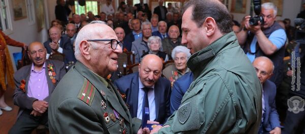 Министр обороны Давид Тоноян посетил Союз ветеранов Армении (7 мая 2019). Еревaн Министр обороны Давид Тоноян посетил Союз ветеранов Армении (7 мая 2019). Еревaн - Sputnik Արմենիա