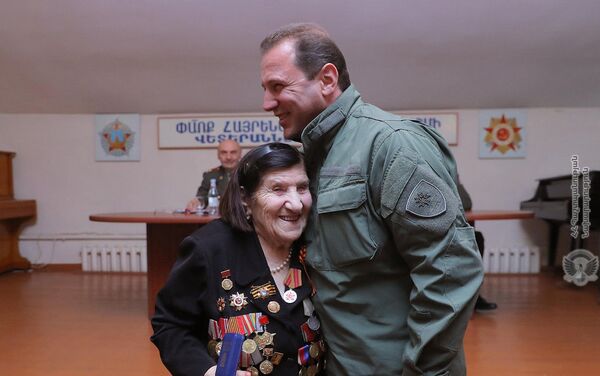 Министр обороны Давид Тоноян посетил Союз ветеранов Армении (7 мая 2019). Еревaн - Sputnik Армения