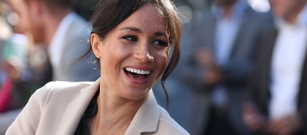 Меган, герцогиня Сассекс приветствует доброжелателей по прибытии в Чичестер, Западный Сассекс (3 октября 2018). Южная Англия - Sputnik Армения