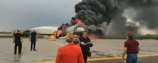 Кадр из видео сгоревшего сомолета SSJ 100 в аэропорту Шереметьево - Sputnik Армения