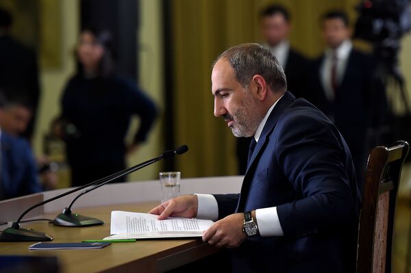 Разговор длиною в пять с половиной часов: Пашинян побил свой собственный рекорд Разговор длиною в пять с половиной часов: Пашинян побил свой собственный рекорд - Sputnik Армения