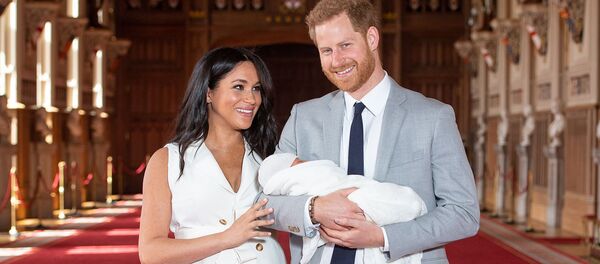 Британский принц Гарри с супругой Меган, герцогиней Сассекс, и новорожденным сыном в зале Святого Георгия в Виндзорском замке (8 мая 2019). Виндзор - Sputnik Армения