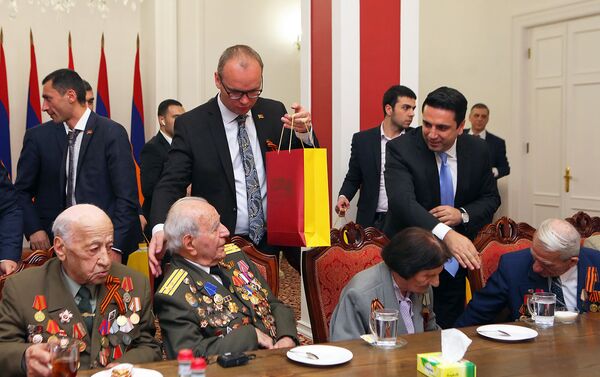 Встреча депутатов НС Армении с ветеранами Великой Отечественной войны в парламенте (8 мая 2019). Еревaн - Sputnik Армения