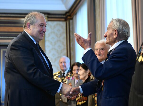 Արմեն Սարգսյանը հյուրընկալել է Հայրենական մեծ պատերազմի մի խումբ վետերանների. լուսանկարներ Արմեն Սարգսյանը հյուրընկալել է Հայրենական մեծ պատերազմի մի խումբ վետերանների. լուսանկարներ - Sputnik Արմենիա